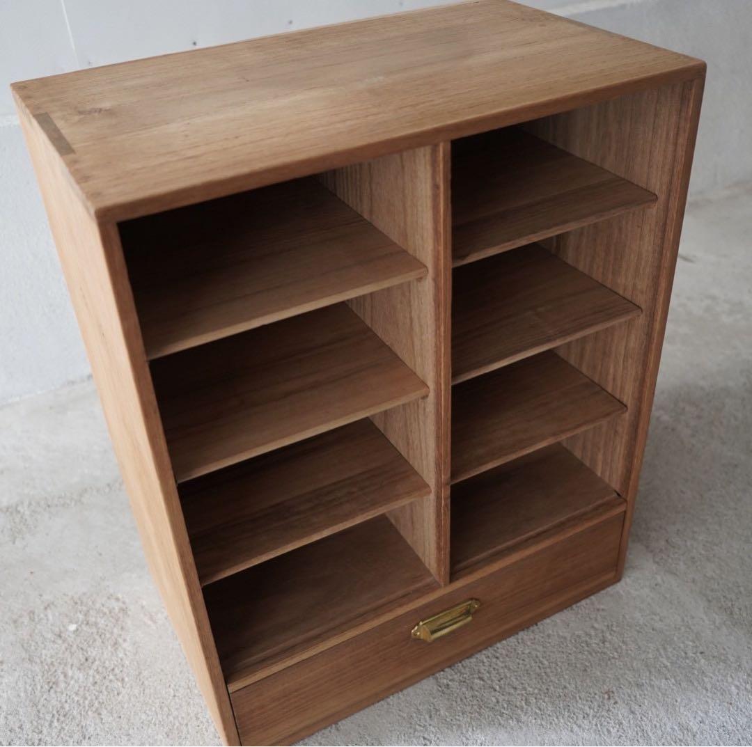 引き出しのついた木製棚