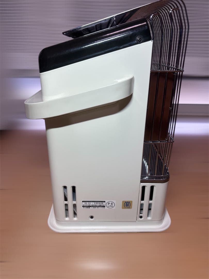 【美品】イワタニ カセットガスストーブ CB-STV-DKD 暖房　ポータブル