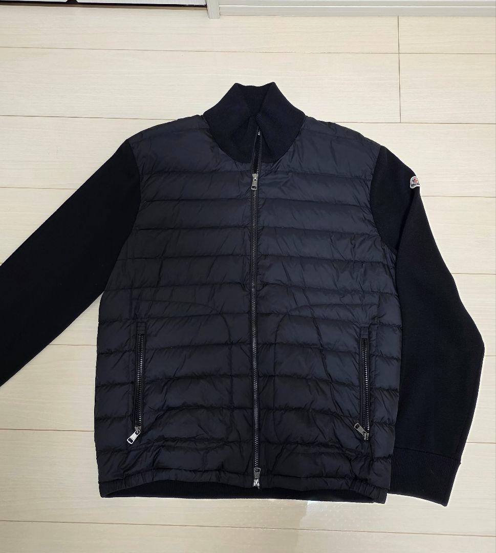 MONCLER GRENOBLE ダウンパッド付きのフロントが特徴です