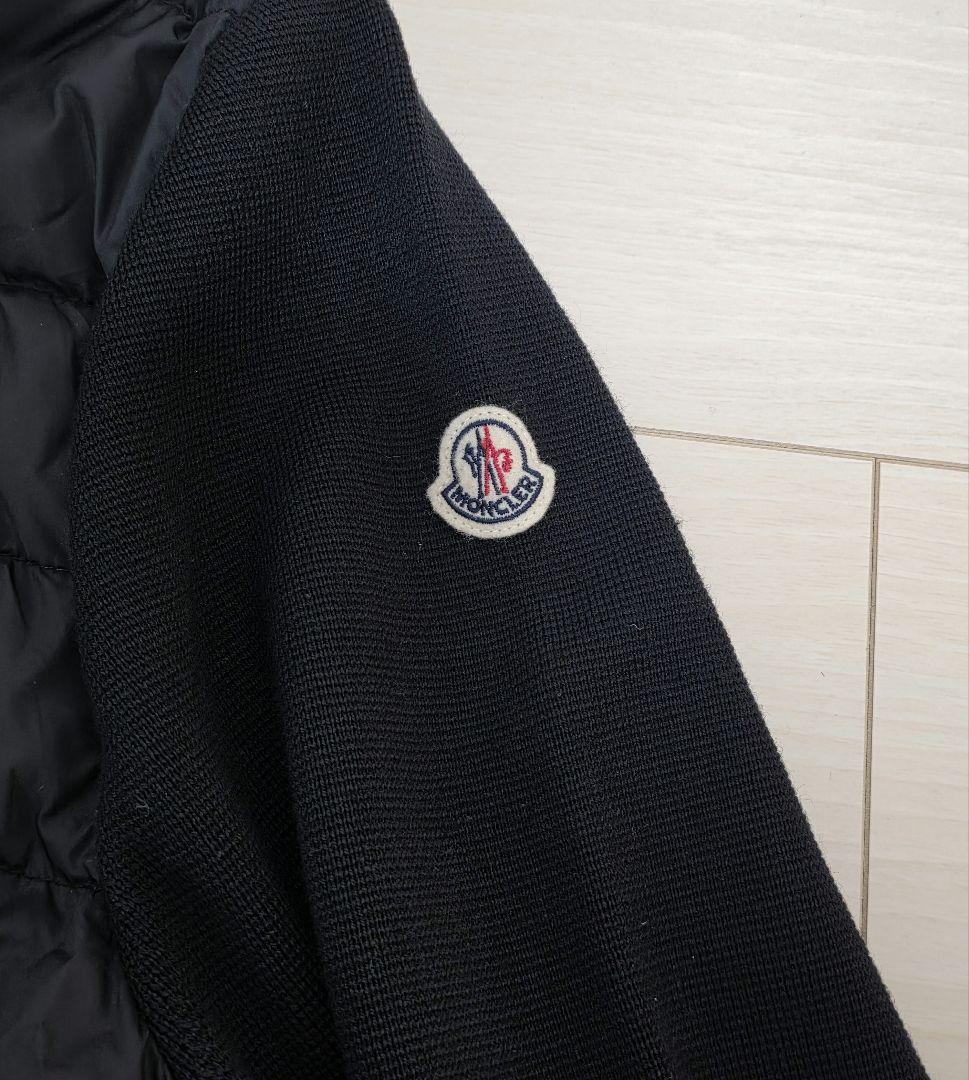 MONCLER GRENOBLE ダウンパッド付きのフロントが特徴です