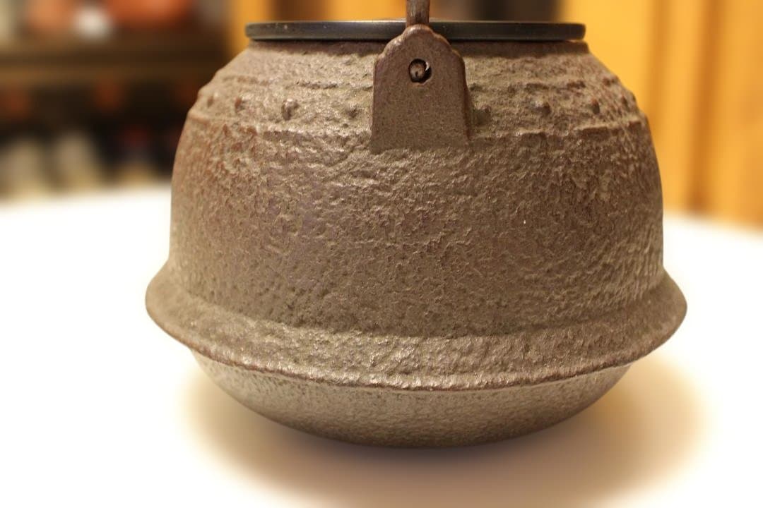 古鉄瓶　　釜師造　小振り鉄瓶　「水漏れなし・状態良好」 　未使用に近い