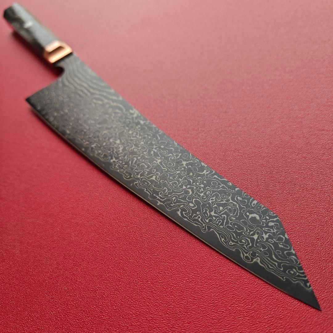 新品　切り付け牛刀　VG10黒染めダマスカス　カーボン八角柄　銅ボルスター