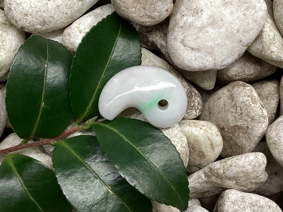 ✳業者様へ‼️premiumシリーズ　糸魚川翡翠勾玉　鑑別書無しの最安値　本物を‼️