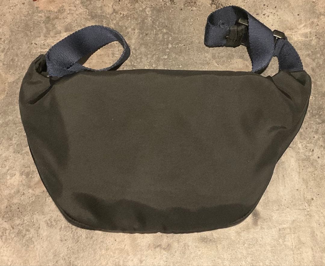 BALENCIAGA ロゴ刺繍 ナイロン ボディバッグ