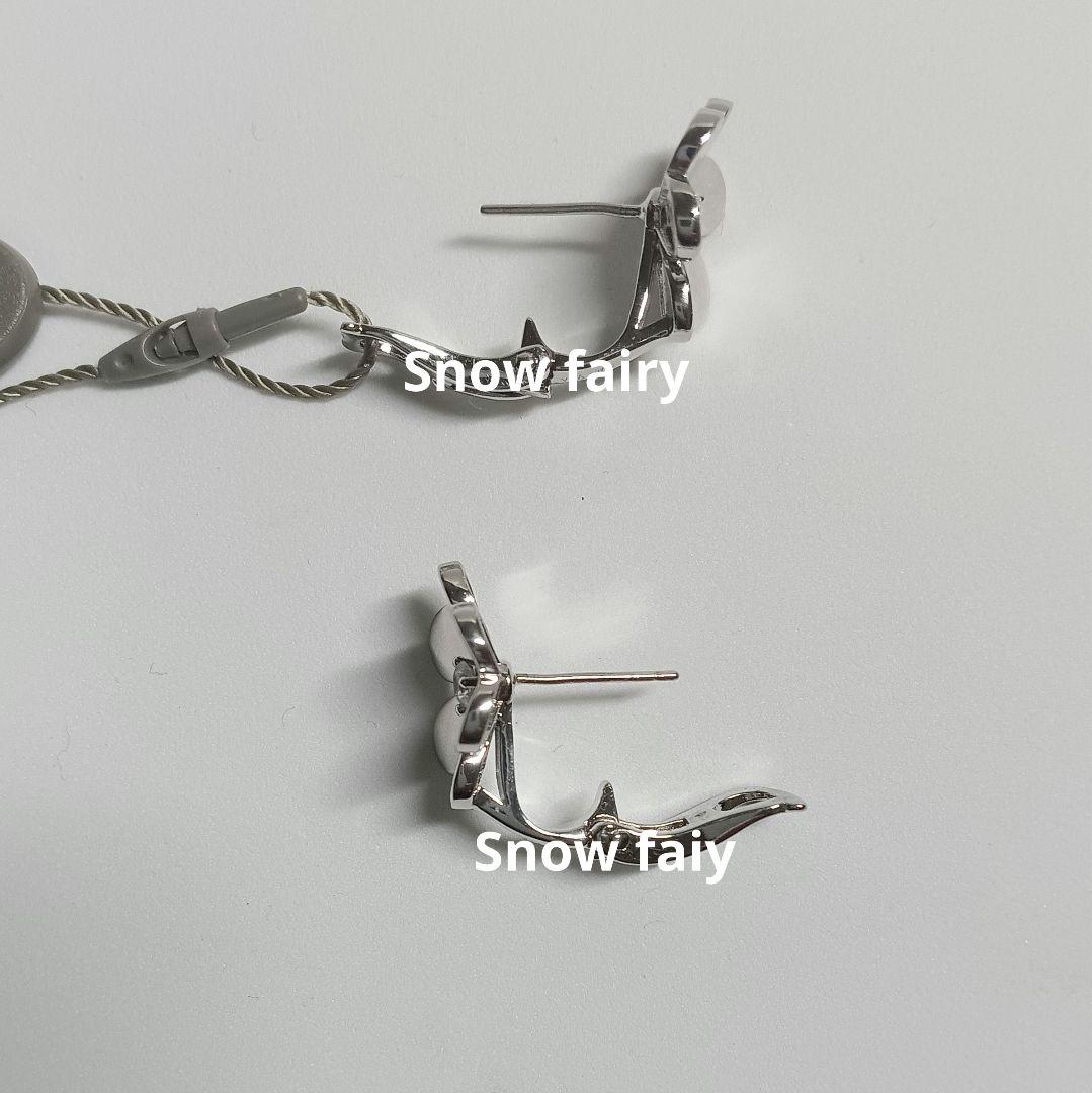 訳あり　ハイクオリティ　三つ葉ピアス　フラワーピアス　WG