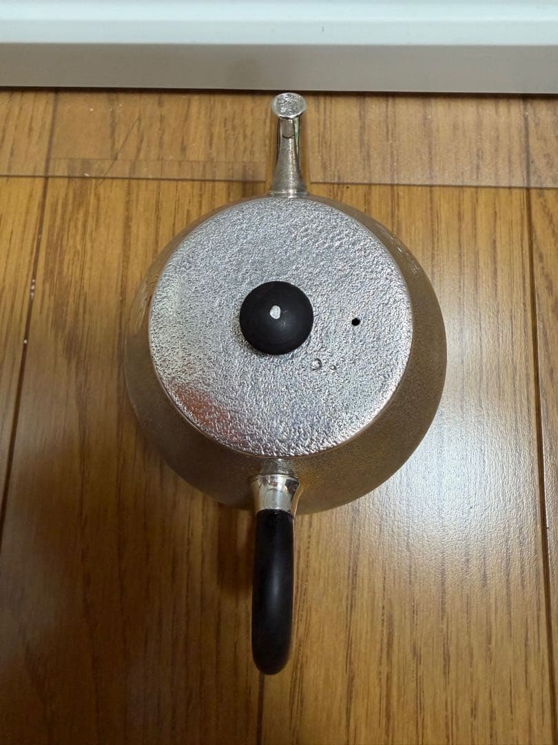 純銀製　鳥と枝図　片面意匠彫　銀製急須　小振り　煎茶道具