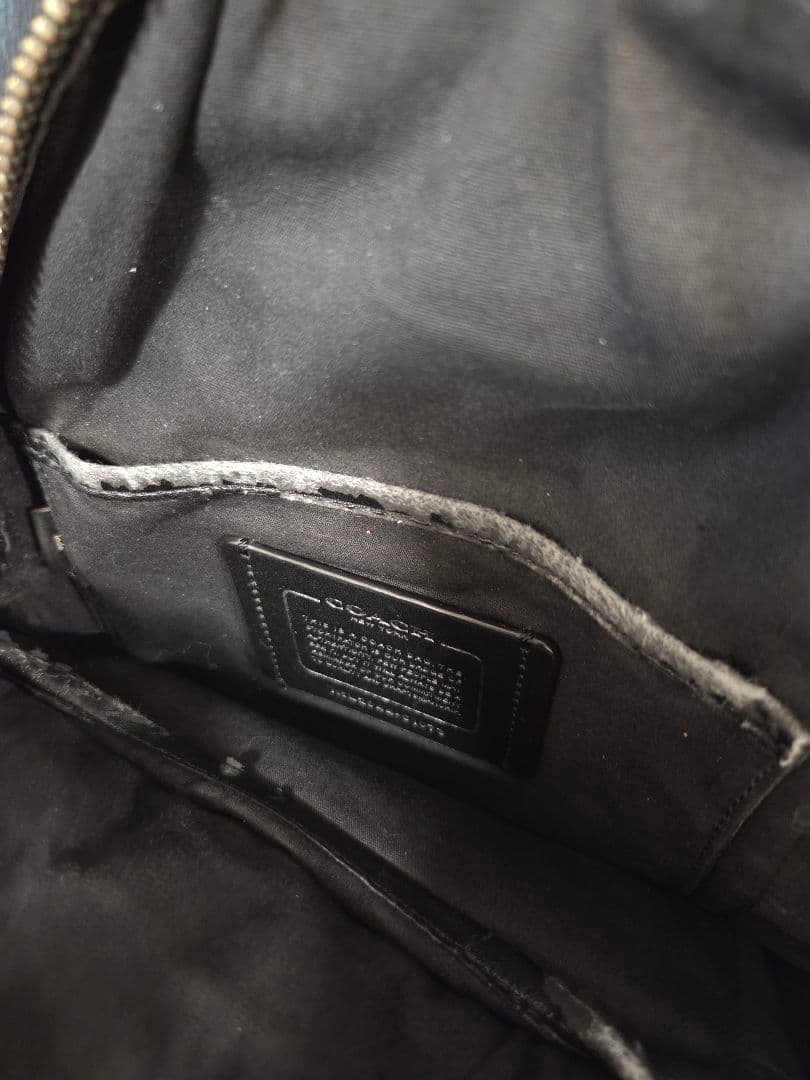 COACH ブラックレザー ボディバッグ