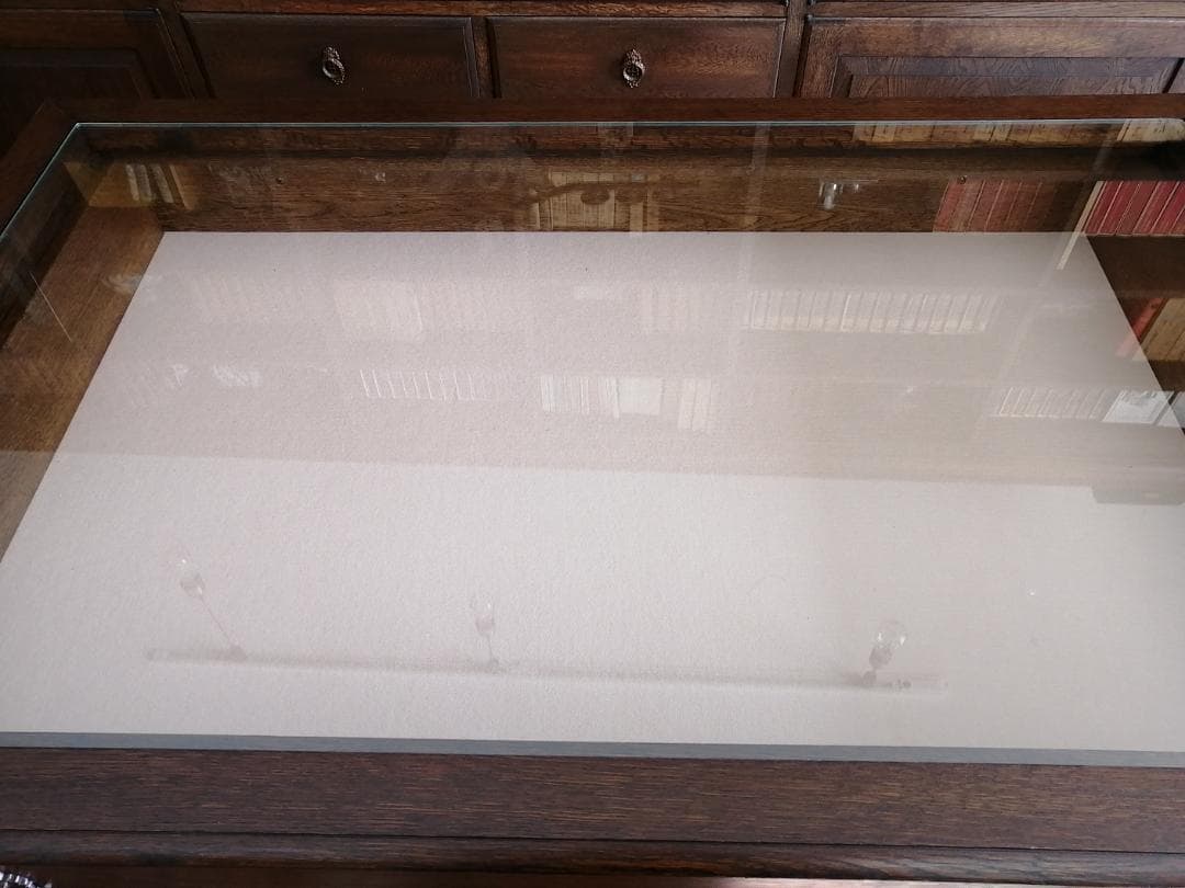 アンティーク風無垢テーブル　ガラス天板　ショーケース　引き出し　オーダーメイド