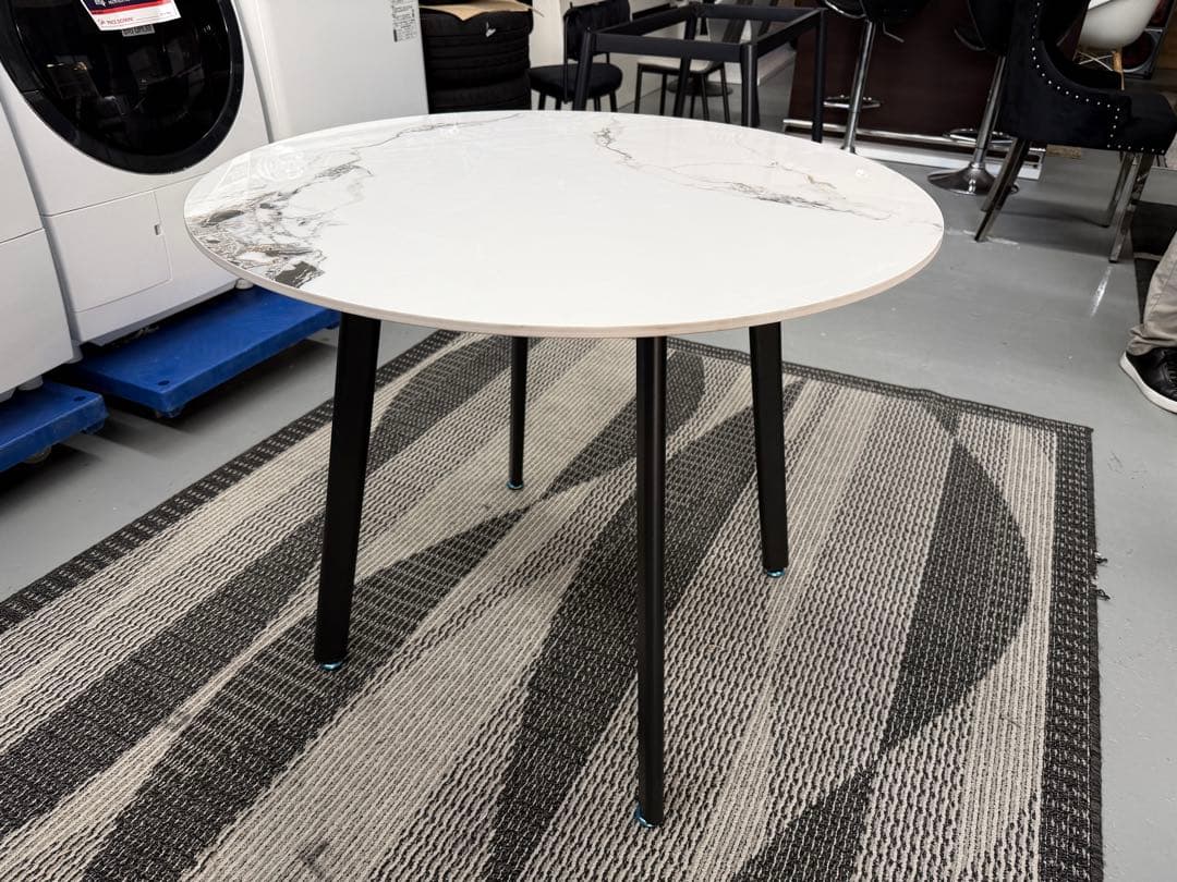 ダイニングテブル+ 4脚の椅子