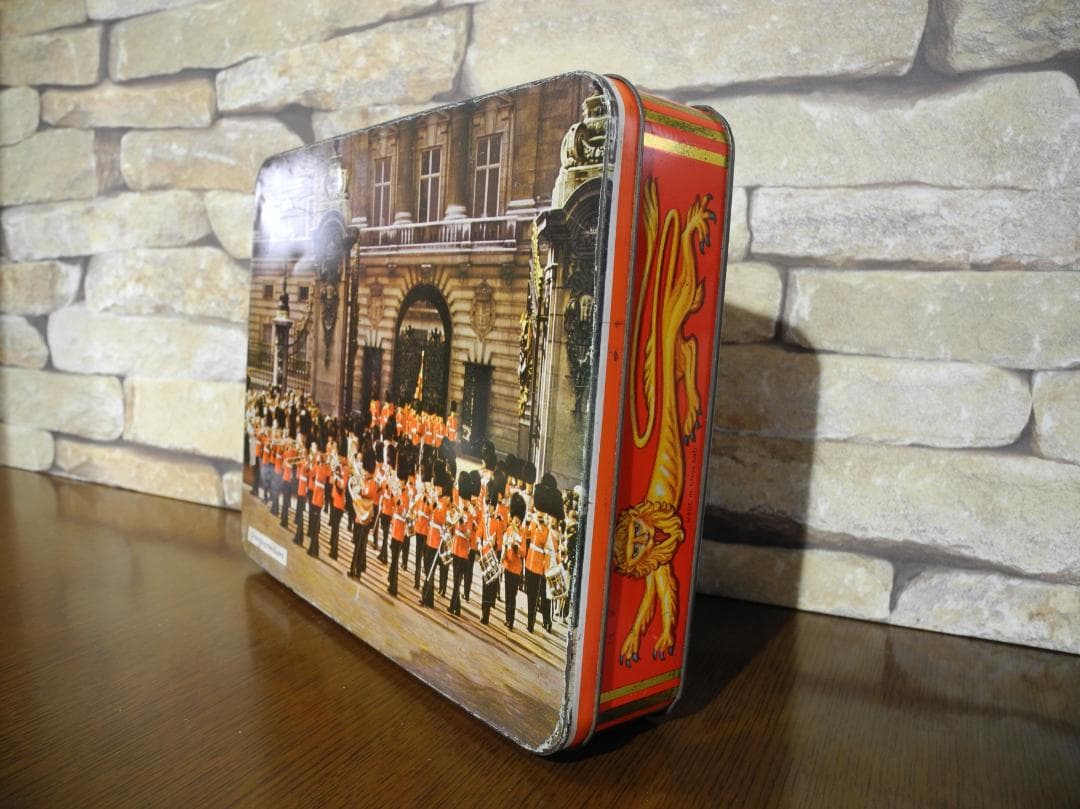 【ビンテージ品】エリザベス女王とフィリップ殿下／ガーズのショートブレッド空き缶