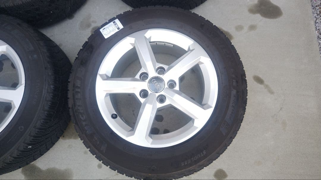 アウディQ2　純正アルミ スタッドレス8分山 16インチ