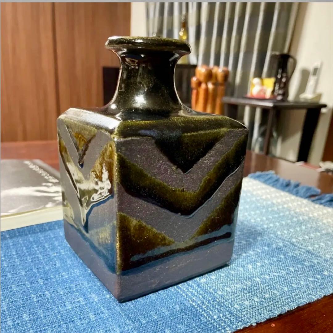 出西窯　多々納弘光氏作の四角形の黒とグレーの陶器瓶