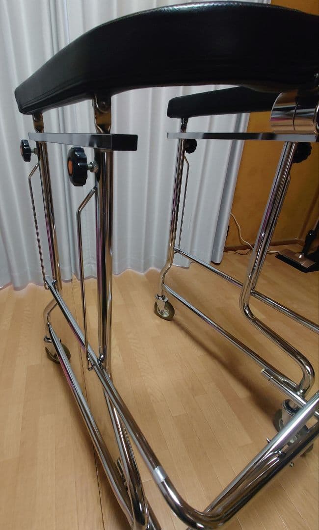 スチール製歩行器 　折りたたみ、高さ調整可能。介護、リハビリに！