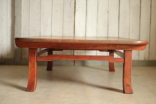 古い木製無垢材のテーブル