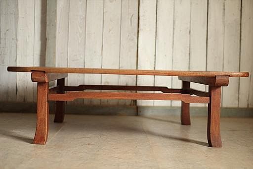 古い木製無垢材のテーブル