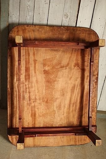 古い木製無垢材のテーブル