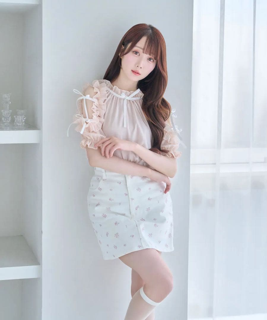 Rosé Muse shoulder frills blouse