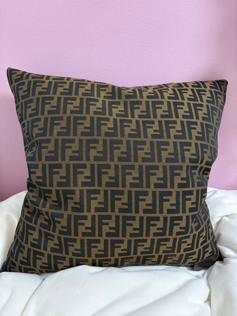 FENDI フェンディ　クッション　茶×黒　羽根　フェザー　カバー　ブラウン