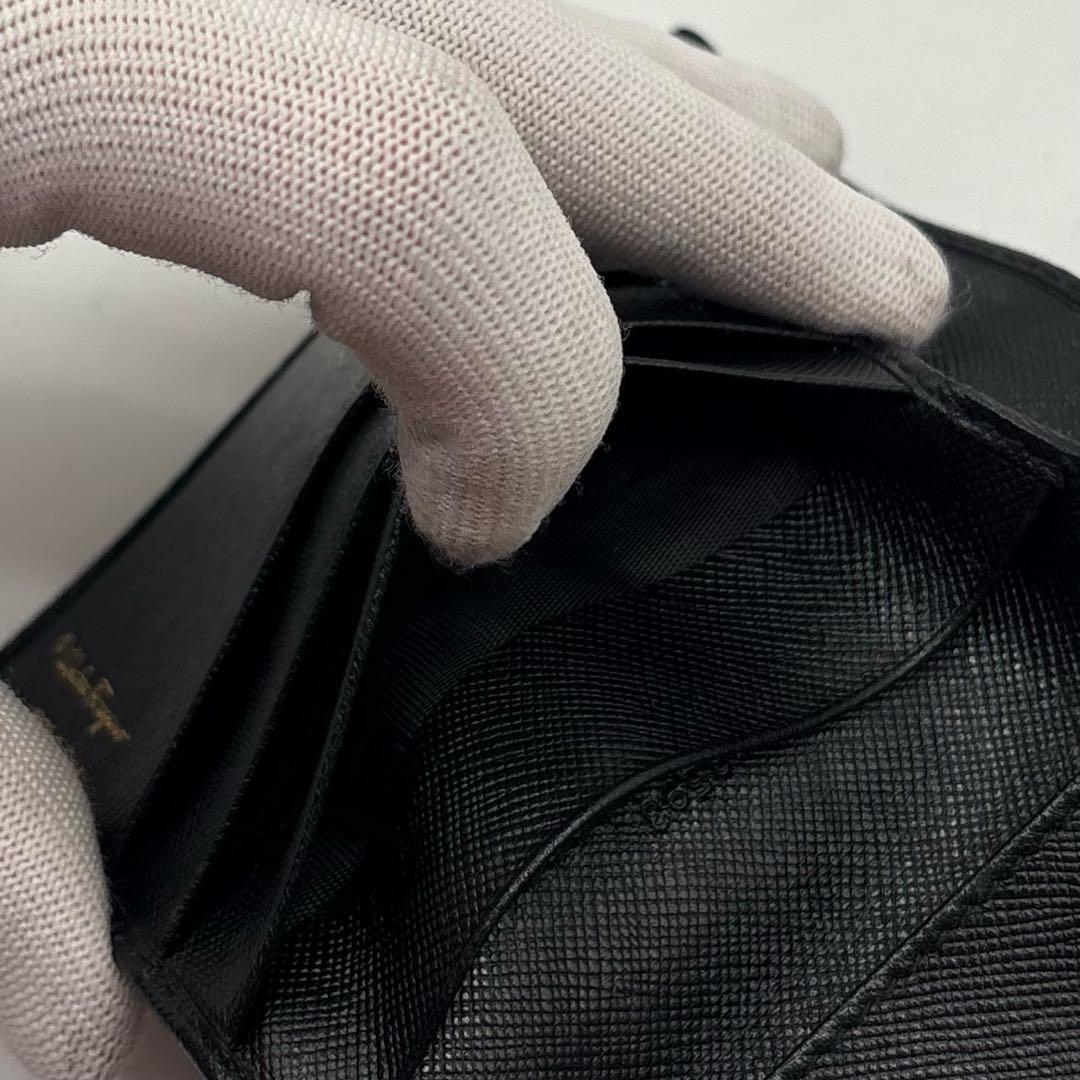 【極美品】 Ferragamo レザー 二つ折り財布 ガンチーニ ブラック 黒