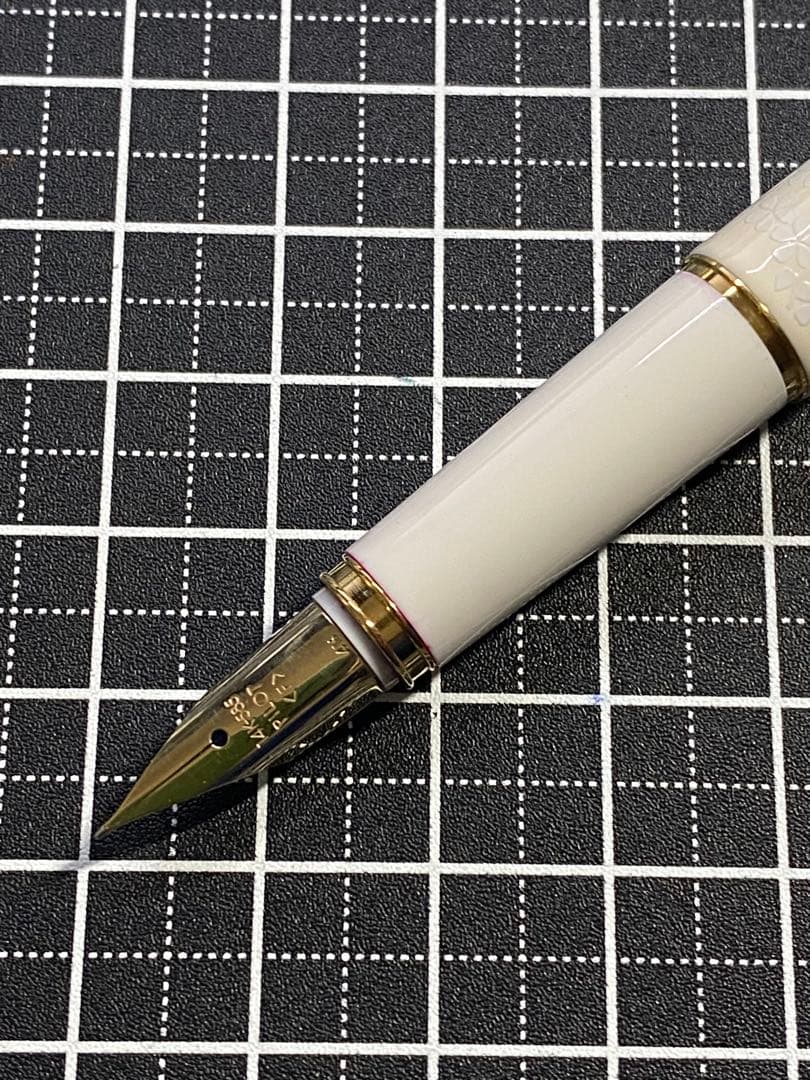 PILOT LADY WHITE SAKURA 万年筆　字幅F