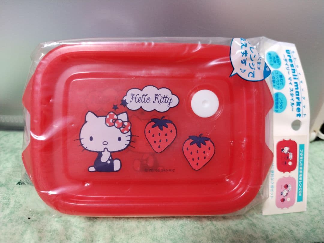 ハローキティ　お玉　ターナー　計量カップ　箸ばし　タッパー×２個　キッチンツール