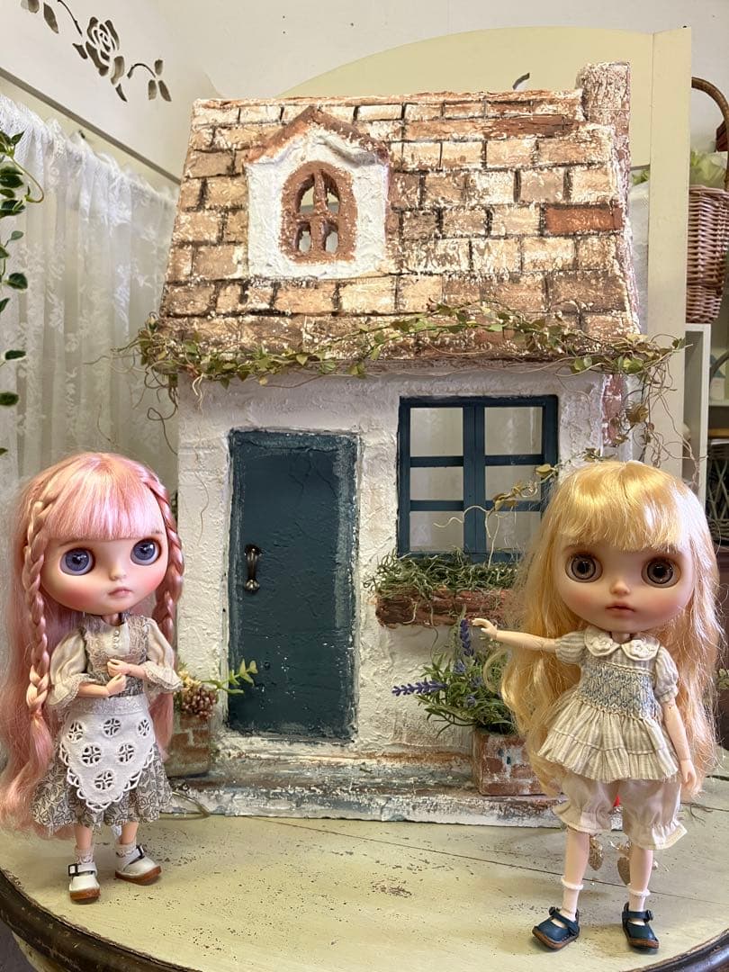 モルタルミニチュアガーデンハウス ブルーの窓と扉のお家 カントリードールハウス