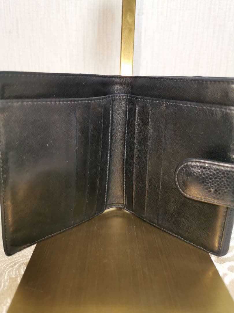 シャネル　CHANEL　二つ折り財布　CCロゴ入り　レザー　フランス型　ブラック