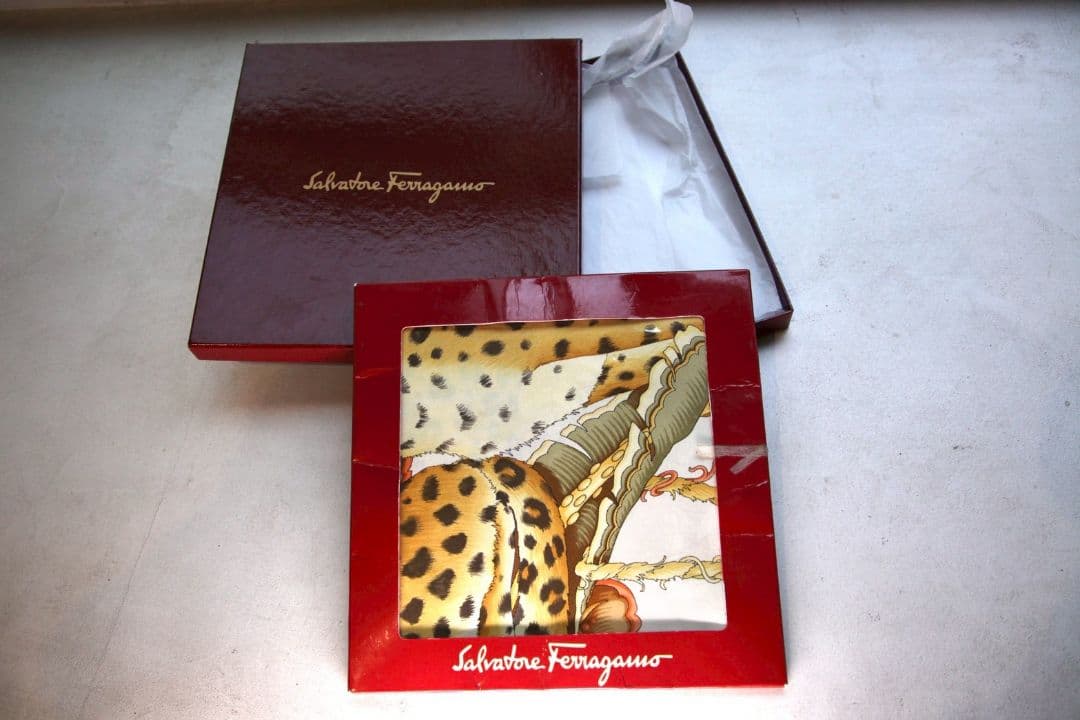 新品Salvatore Ferragamo ヒョウ柄スカーフ箱付き シルク
