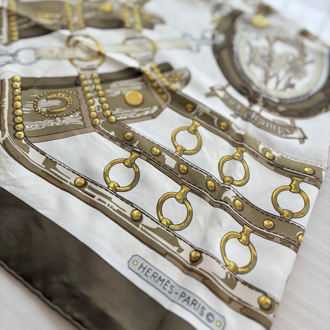 HERMES カレ90 馬具×フローラル 大判スカーフ ベージュ系　上品カラー