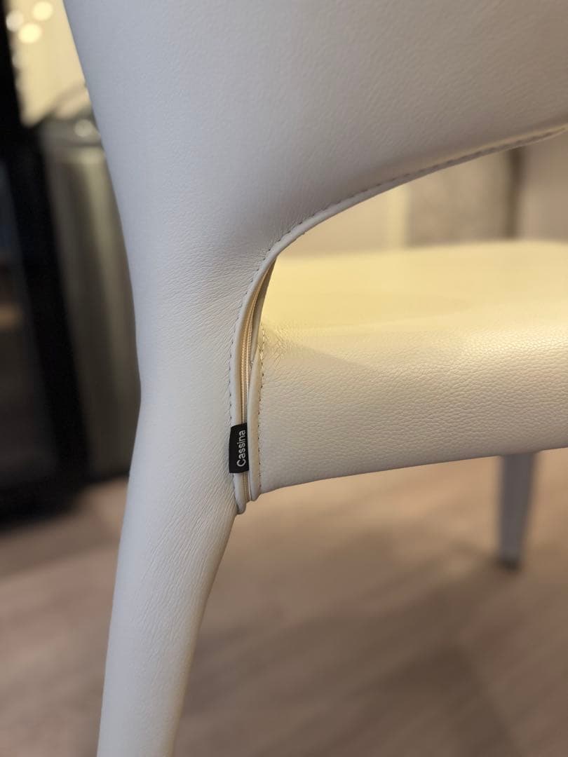 カッシーナ 白皮張りアームチェアー一脚