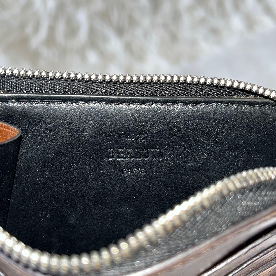 ベルルッティ　コアロジック スクリットレザー ジップ カードホルダー　ブラウン