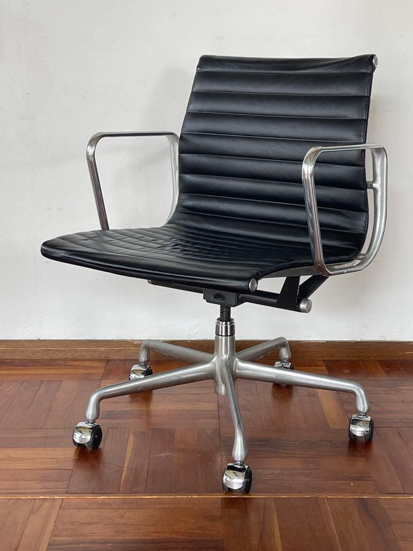 ハーマンミラー イームズ アルミナム チェア 50周年記念限定モデル