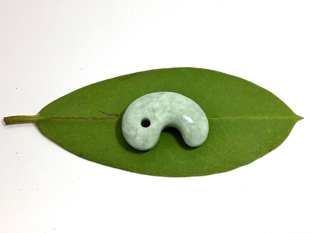 ⭕️天然の産物*氷紋様糸魚川翡翠勾玉‼️ 卸しお値段に自信あり　鑑定鑑別書　極上品質