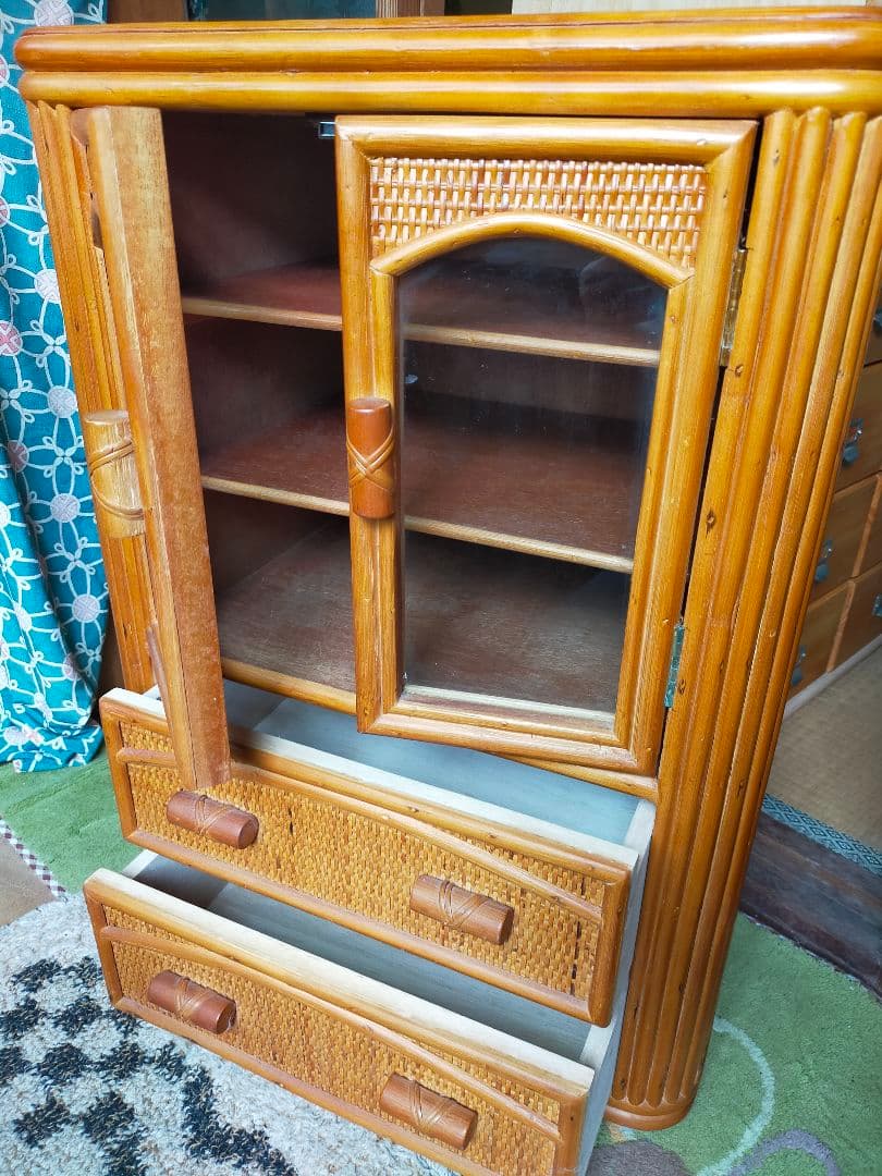 籐ラタン　キャビネットアンティーク　ガラス扉付き 小型