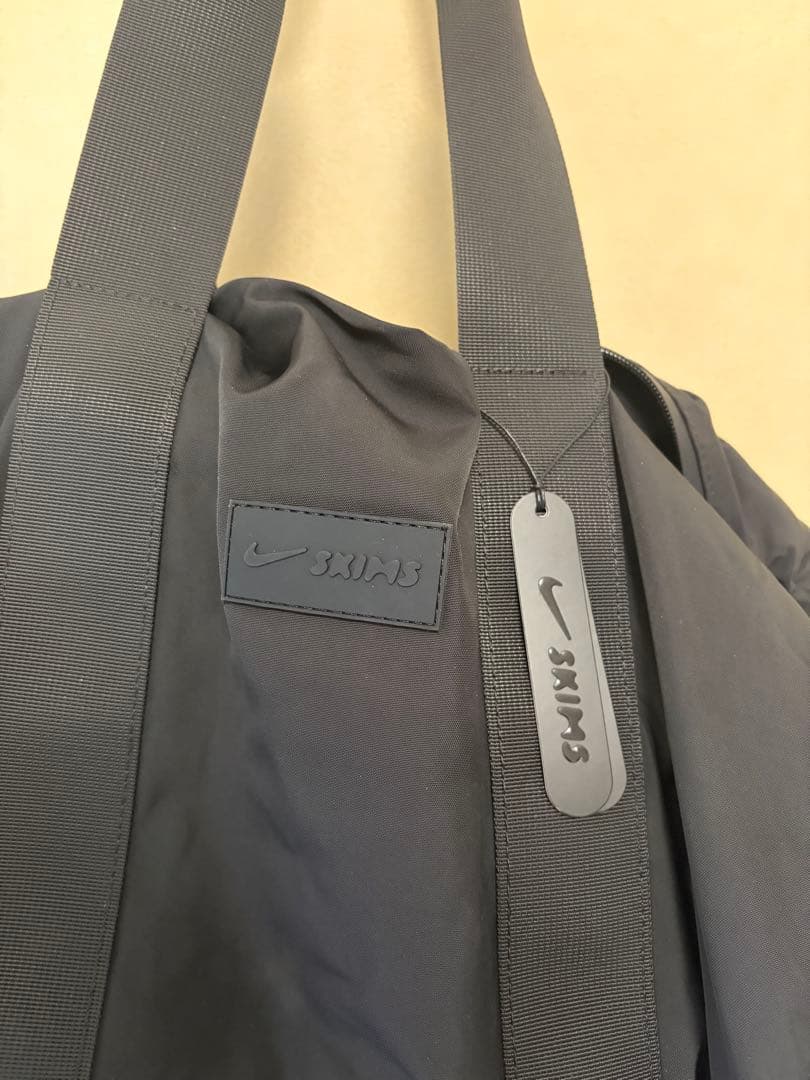 Nike SKIMS ブラックボストンバッグ