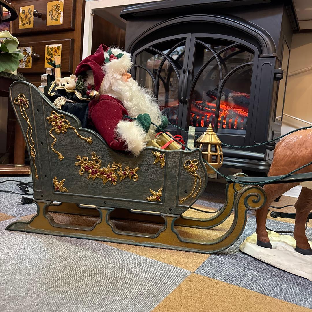 トナカイのソリに乗ったサンタさん