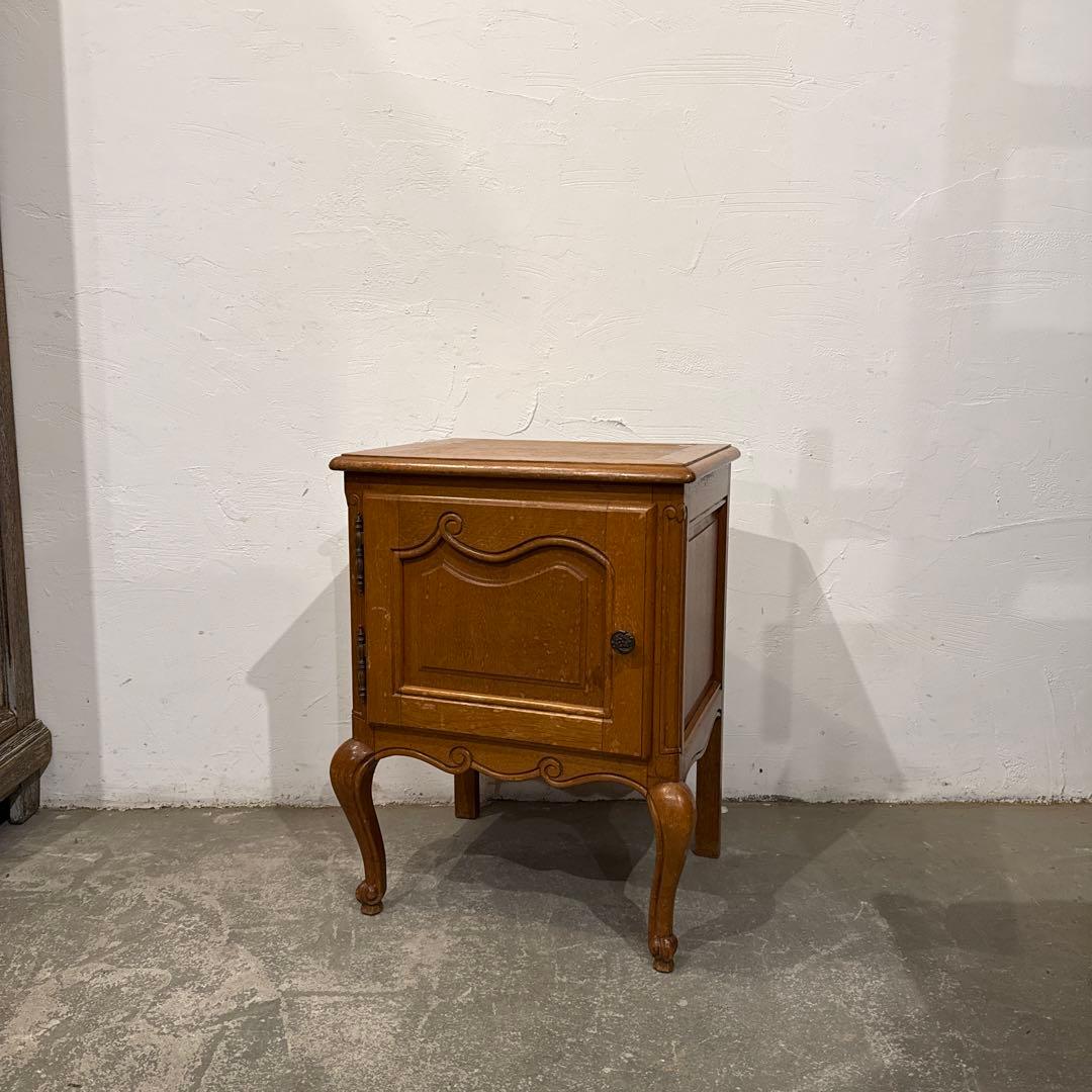 ヴィンテージ　木製サイドテーブル　扉収納付き　猫脚　2