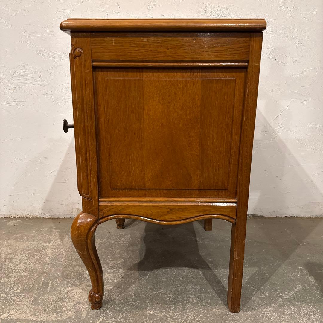 ヴィンテージ　木製サイドテーブル　扉収納付き　猫脚　2