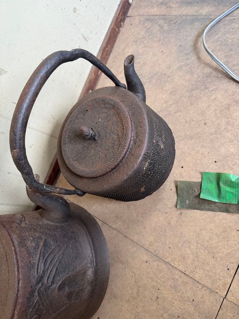 全部で伝統的な日本の鉄瓶セット