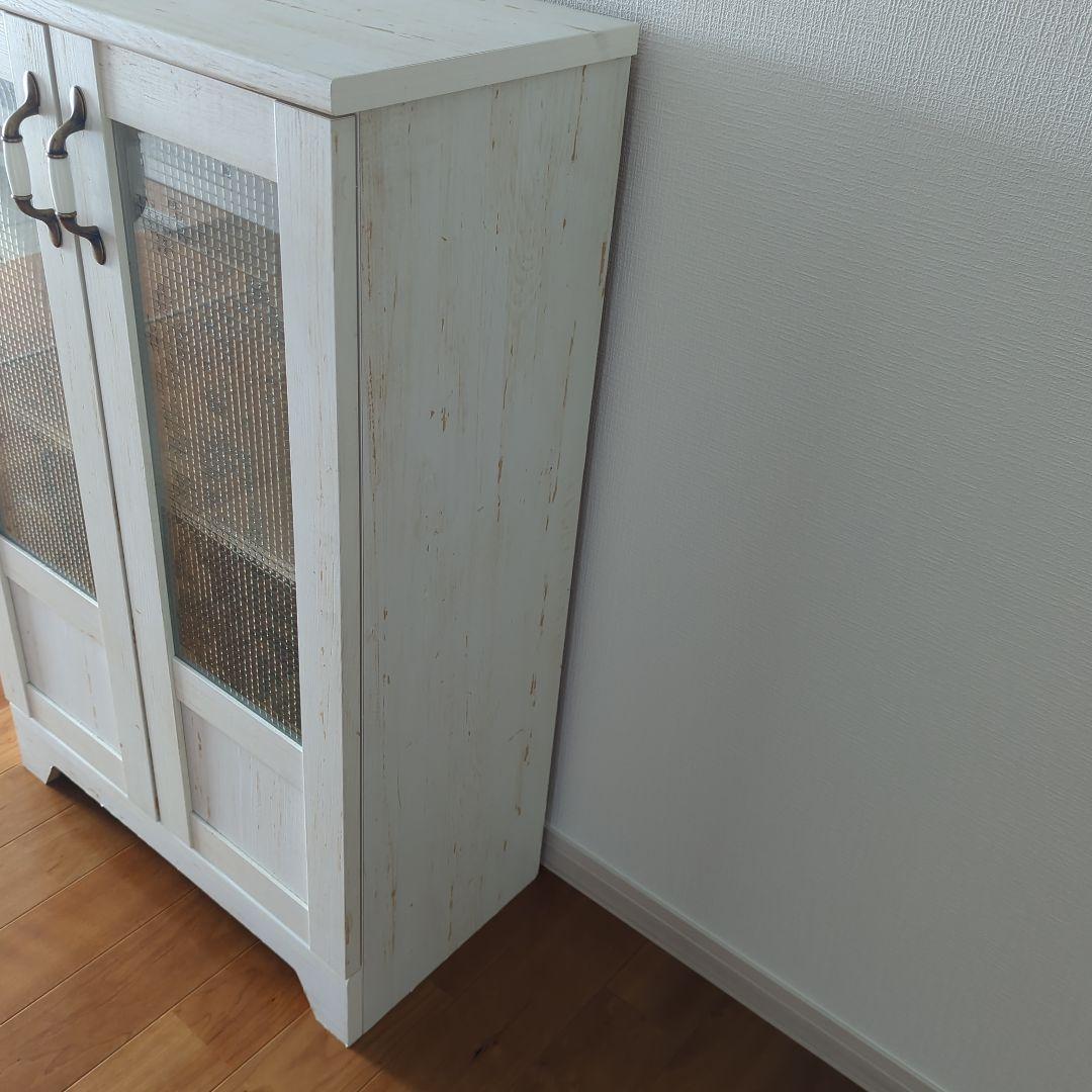 ホワイト木製キャビネット ガラス扉付き