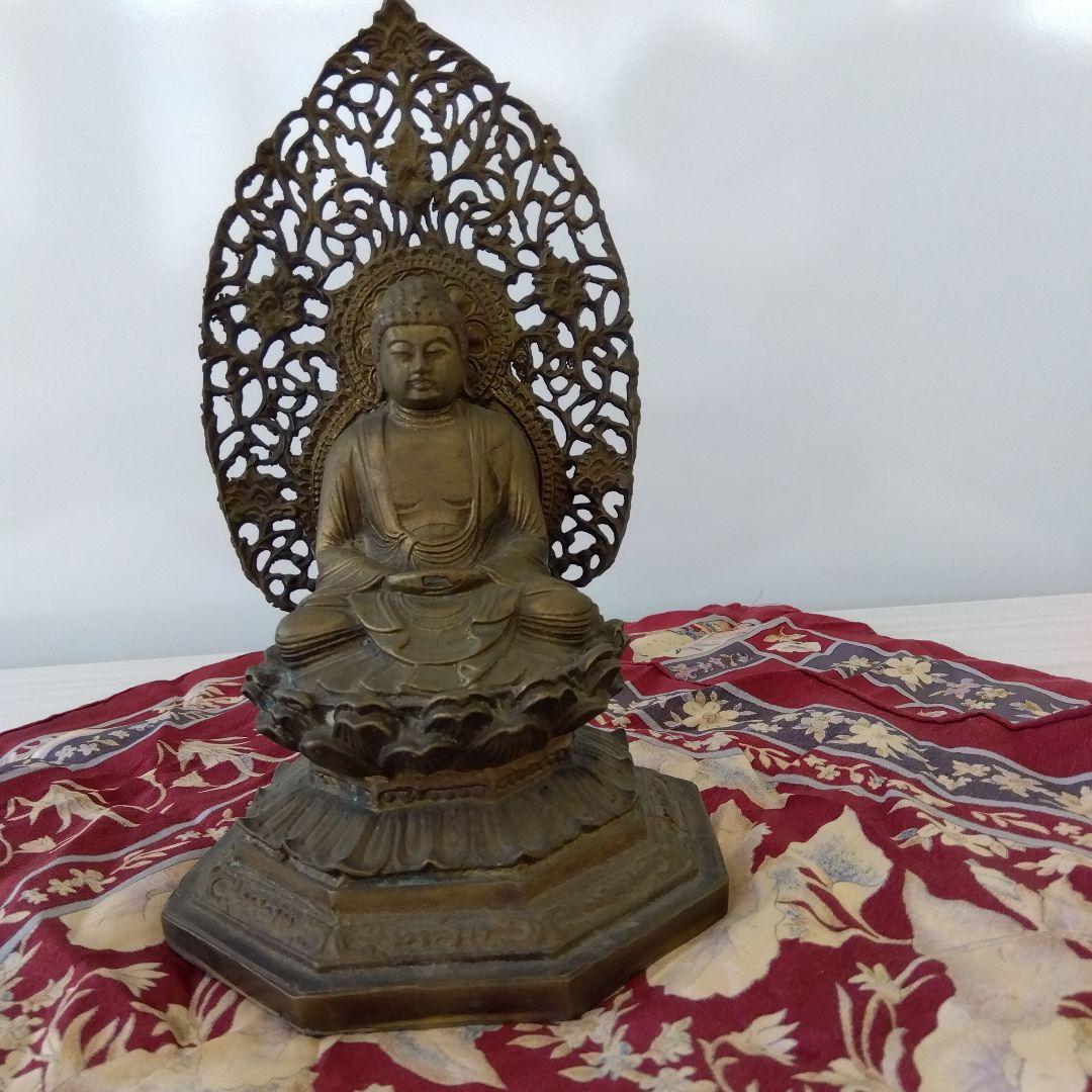 気品と威厳に満ちた仏像