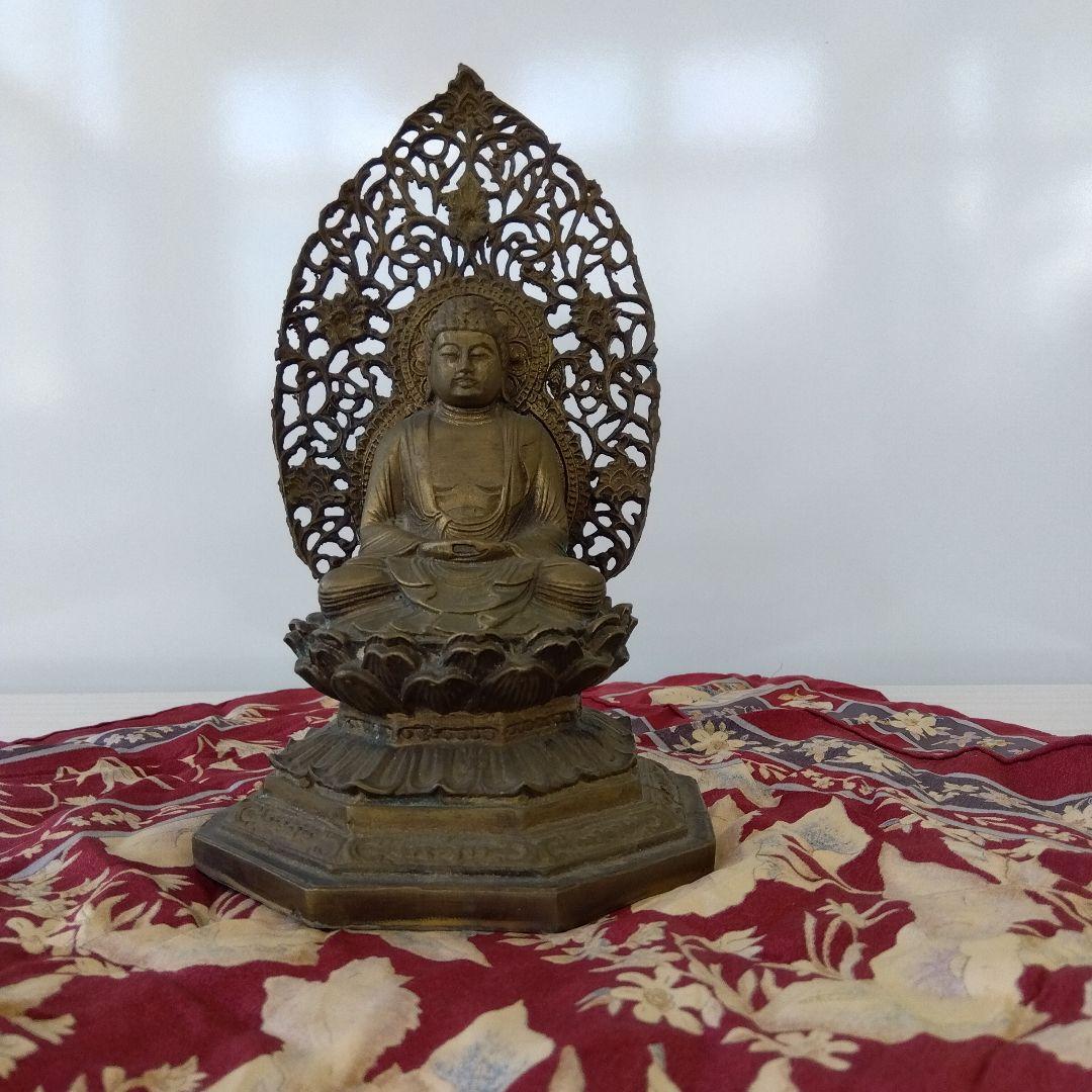 気品と威厳に満ちた仏像