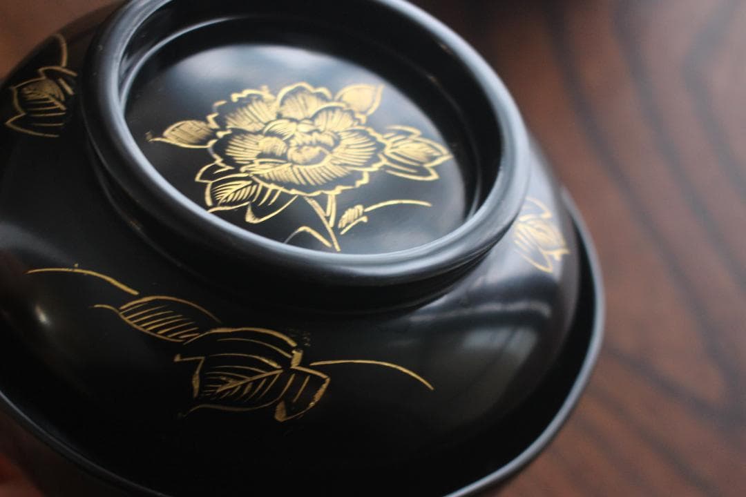 極小保管傷1箇所のみ！時代黒漆に牡丹沈金の映えるお椀２点（検輪島塗沈金椀