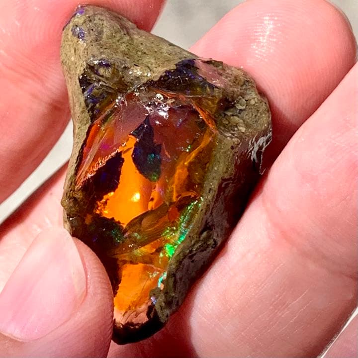 オレンジオパール原石65ct三角形の母岩が可愛い/美遊色