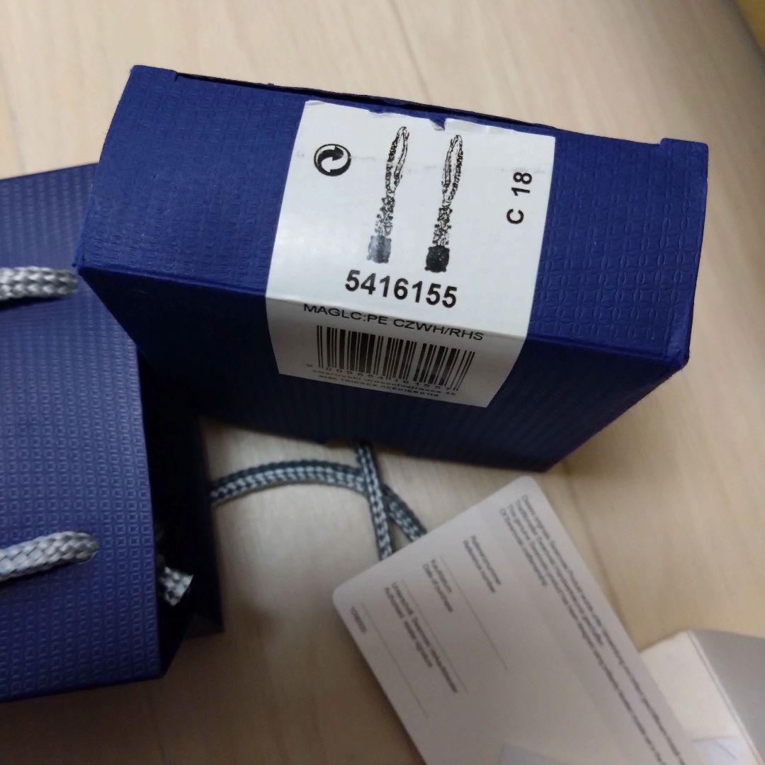 SWAROVSKI ダイヤモンド型クリスタルピアス フープピアス