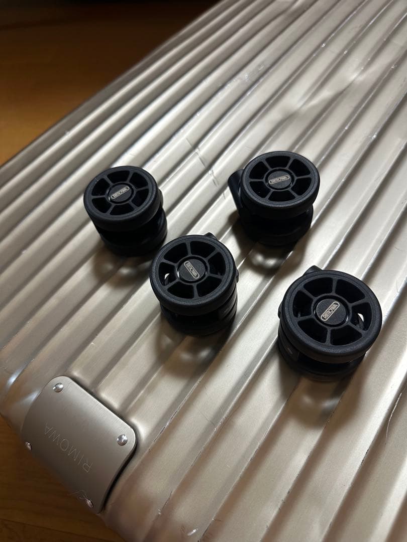 週末限定値引き　リモワ ホイール　50mm ブラックロゴ　希少未使用