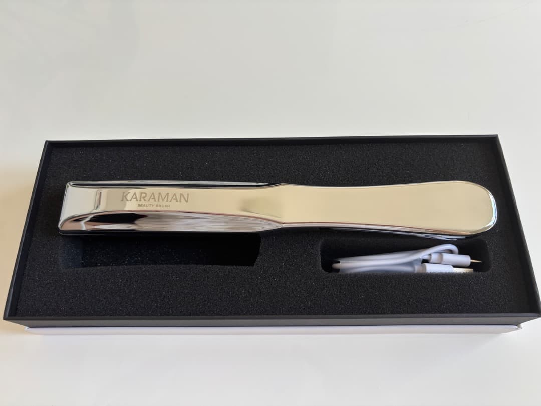 超美品 カラマン KARAMAN ビューティーヘアブラシ充電ケーブル付き