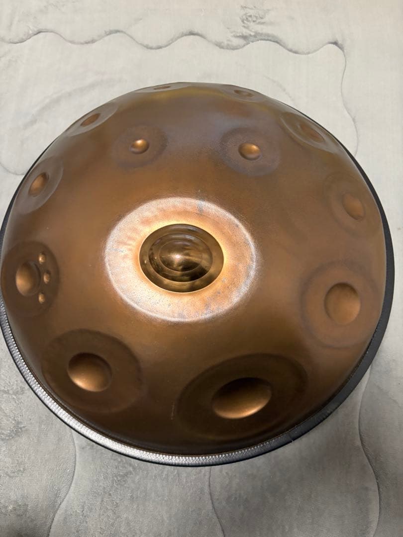 ブラックアンブレラのミュータントハンドパン　F♯ローマニアンヒザズ