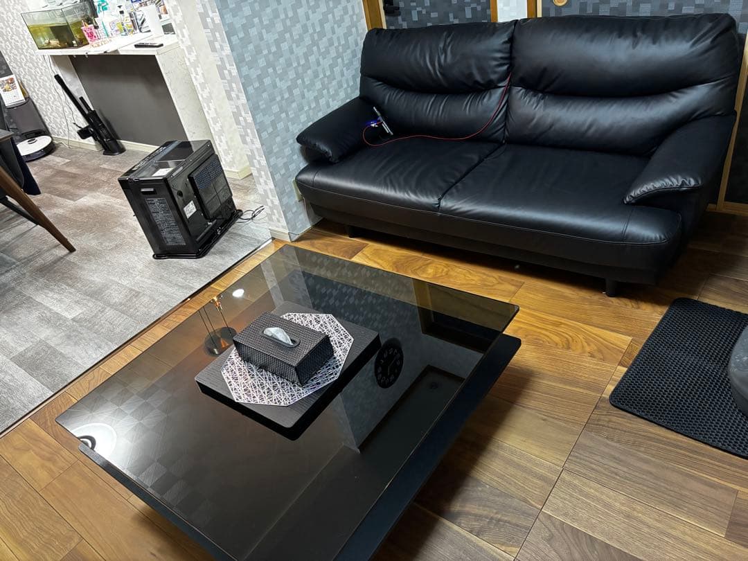 黒いソファと二重層テーブルのセット