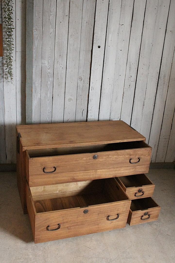 味のある古い木製の引き出し4杯　チェスト　桐箪笥　タンス　古家具　古民家